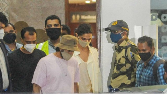 Deepika-Ranveer arrives home, heavy crowd surrounds couple