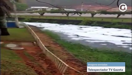 Espuma aparece em rio do munícipio de Rio Bananal