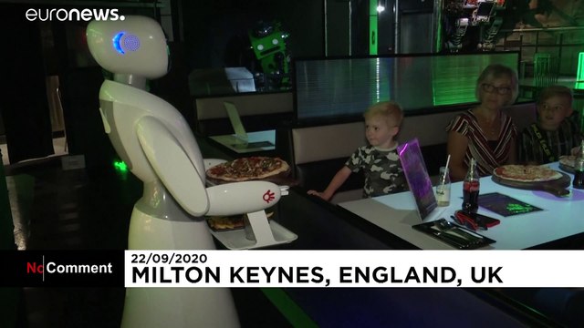 В британском ресторане еду посетителям развозят роботы