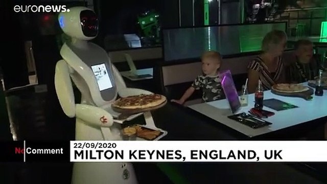 Premiers serveurs-robots dans un restaurant anglais