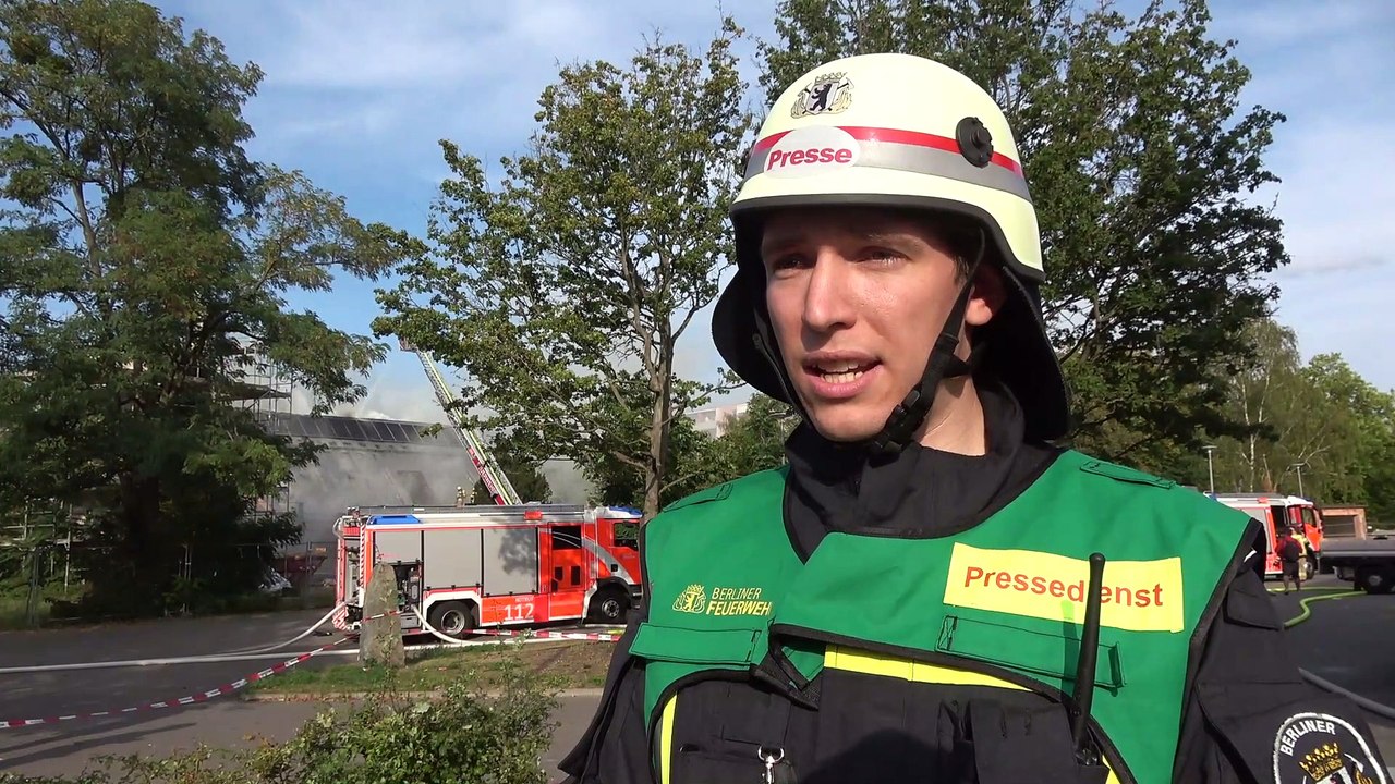 Kirchengebäude in Berlin-Spandau in Vollbrand geraten, Großeinsatz der Feuerwehr ausgelöst