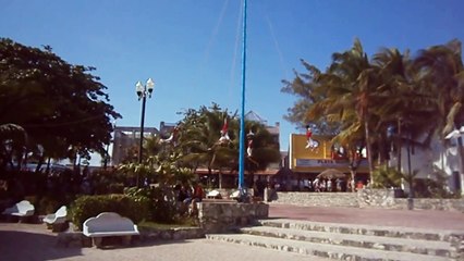 Los Voladores de Papantla en playa del Carmen, Qroo, México.
