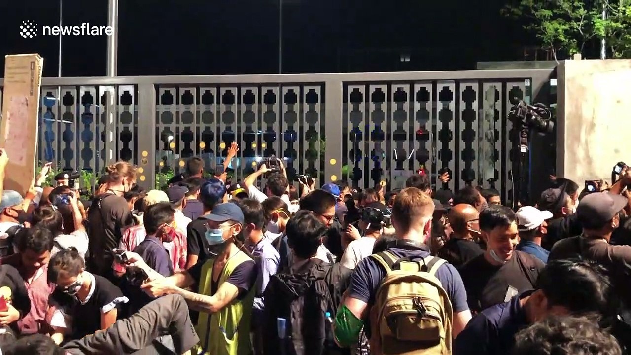 Protesters stick democracy plaques on gates of Thai parliament