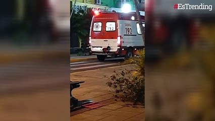 Perrita se subió al parachoques de una ambulancia para acompañar a su dueño al hospital