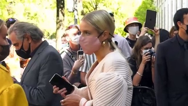 شاهد.. عروض أزياء بحضور خجول في أسبوع ميلانو للموضة