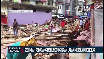 Sejumlah Pedagang Menunggu Giliran Lapak Mereka Dibongkar