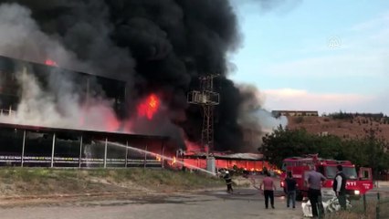 Tokat'ta bir AVM'de çıkan yangın söndürülmeye çalışılıyor