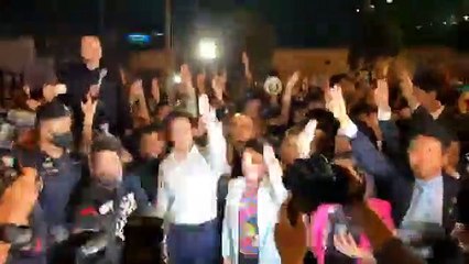 ฝ่ายค้าน เดินเท้ามาพบประชาชน หน้ารัฐสภา