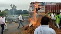 यूपी में किसान संगठनों का हल्लाबोल, लखनऊ समेत कई जिलों में जोरदार प्रदर्शन जारी, सड़कों पर पुआल जलाकर की आगजनी