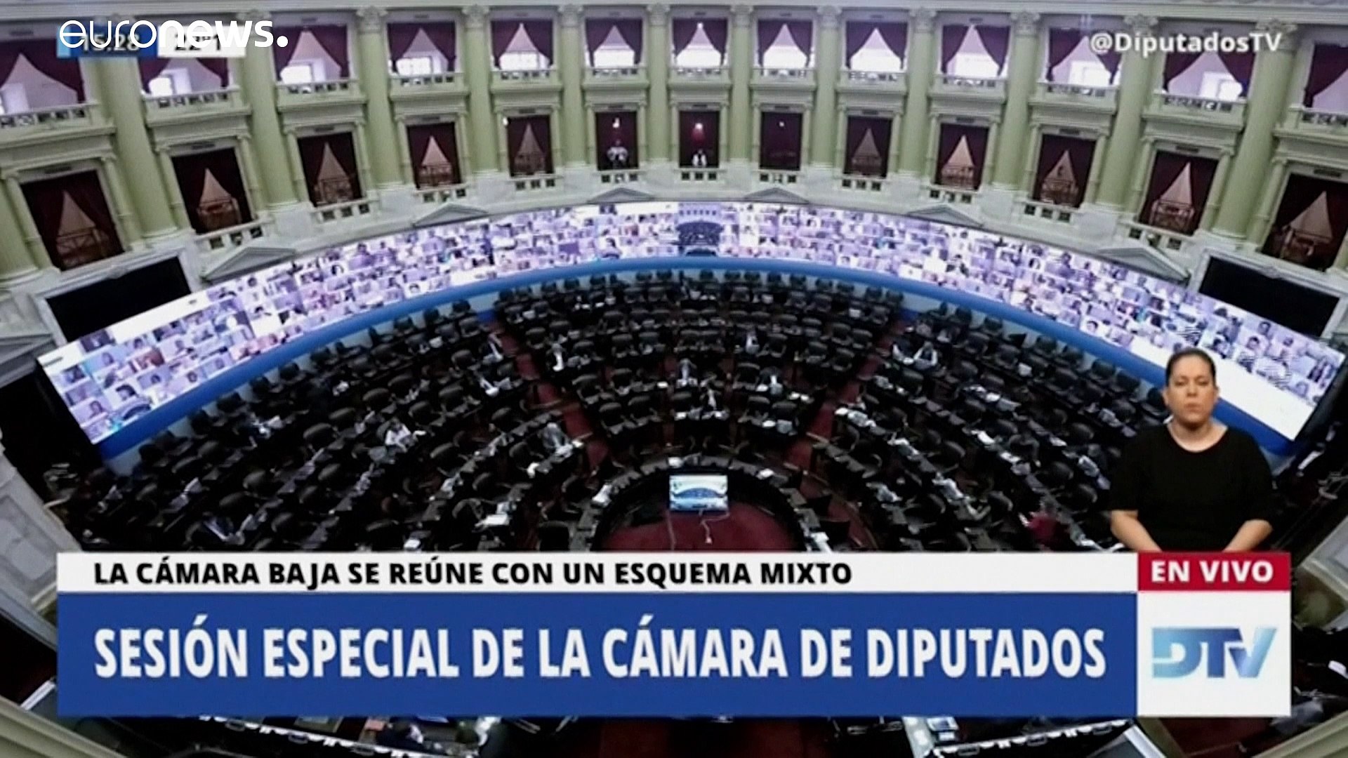 Pillan a un diputado argentino besando el pecho de su pareja en plena sesión  parlamentaria - Vídeo Dailymotion