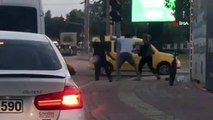 Antalya’da trafikte sopalı kavga...Önce kavga ettiler sonra bisikleti kırdılar