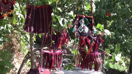 El emeği göz nuru ürünleri ağaca asarak satıyor