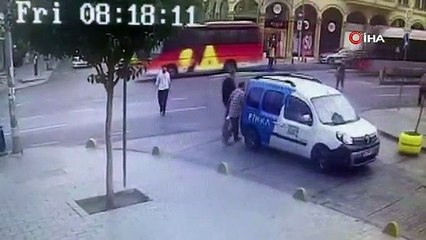Tramvay ile otobüsünün çarpışma anı kamerada
