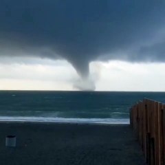 Download Video: Paura a Salerno, tromba d'aria investe la città