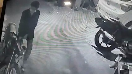 बाइक चुराते CCTV में कैद हुआ बदमाश