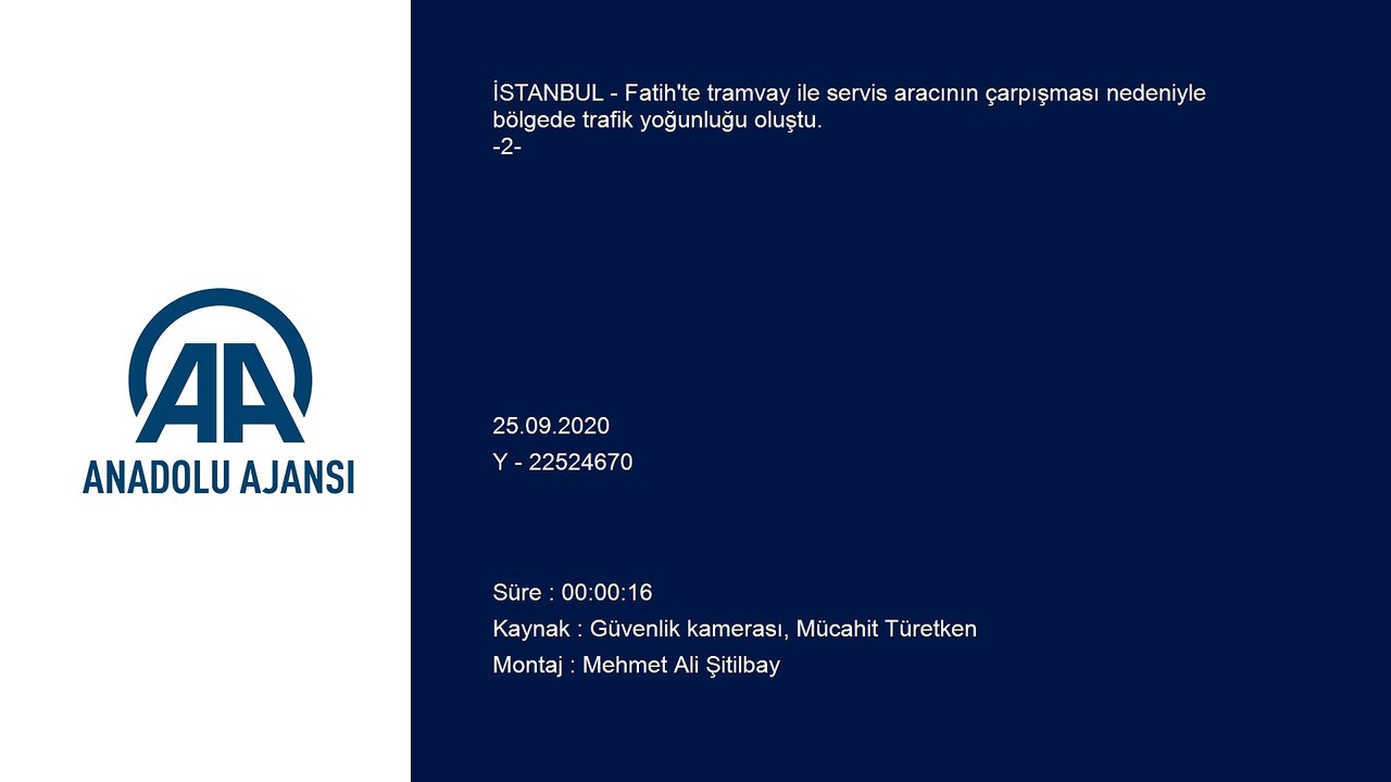 Fatih'te tramvay ile servis aracı çarpıştı - Kaza anı güvenlik kamerasına yansıdı (2) - İSTANBUL