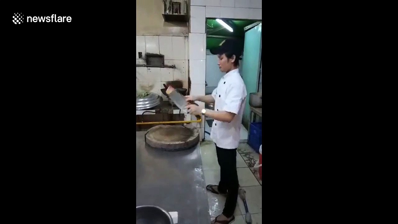Vietnamese chef shows off cleaver flipping skills video Dailymotion