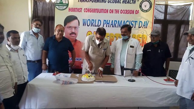 मैनपुरी: केक काटकर मनाया फार्मासिस्ट दिवस