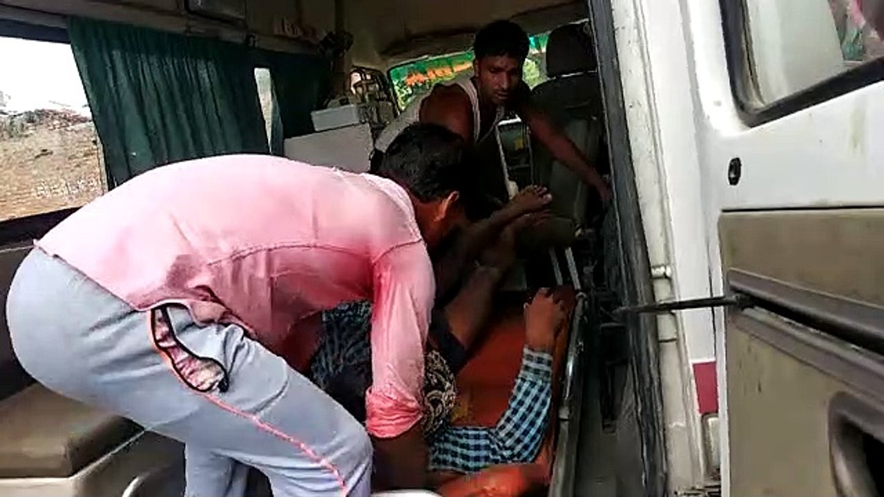 छप्पर हटाते समय छज्जा गिरने से लगभग 1 दर्जन लोग हुए घायल