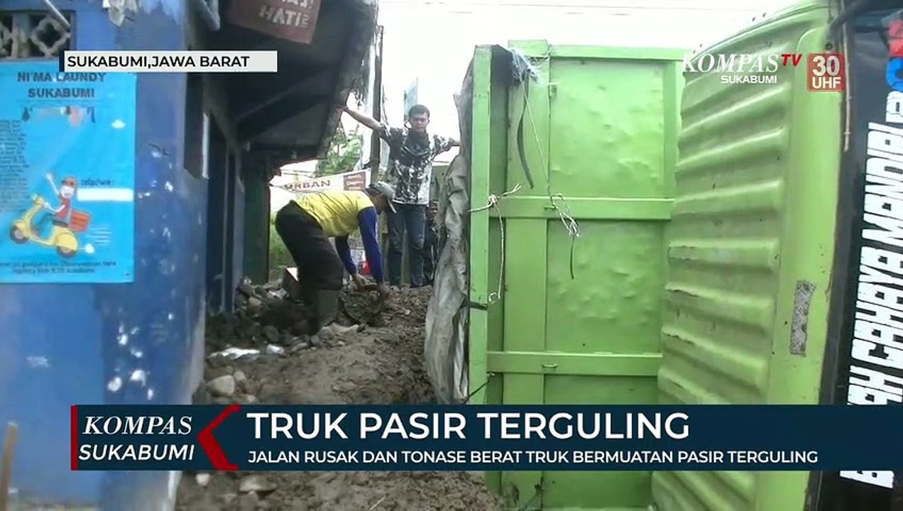 Truk Pasir Terguling