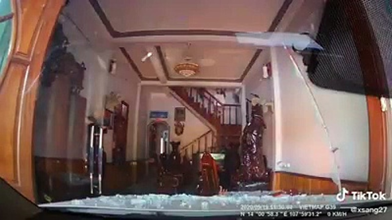 Nữ tài xế húc đổ cổng nhà, đâm trúng bố chồng đứng trong sân
