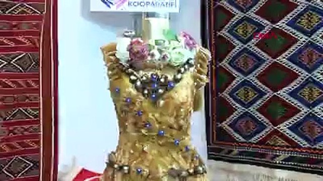 Pestil ve kömeden yapılan gelinlik, Ankara'daki fuarda sergilendi