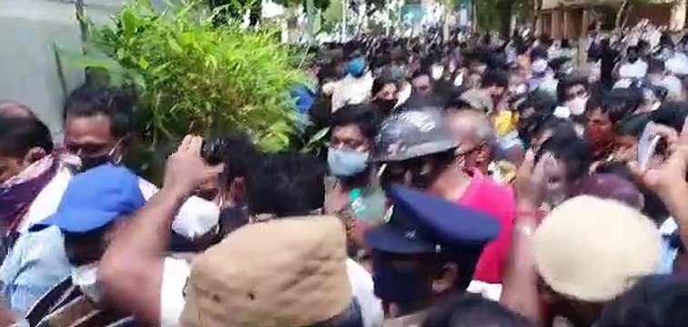 SPB-க்கு நீண்ட வரிசையில் காத்திருந்து கண்ணீர் அஞ்சலி செலுத்திய மக்கள் - வீடியோ