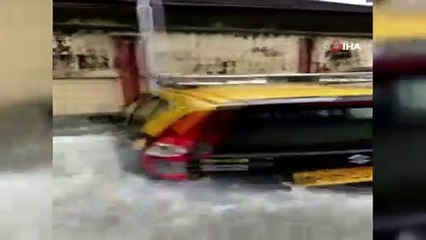 - Mumbai'yi sel vurdu, cadde ve sokaklar göle döndü