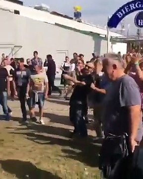 Il a bu trop de bières qu’il a eu du mal à enfiler sa chaussure