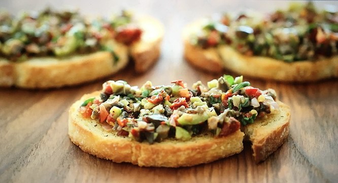 Tapenade: Receta de un espectacular bocadillo con pasta de aceitunas negras y verdes