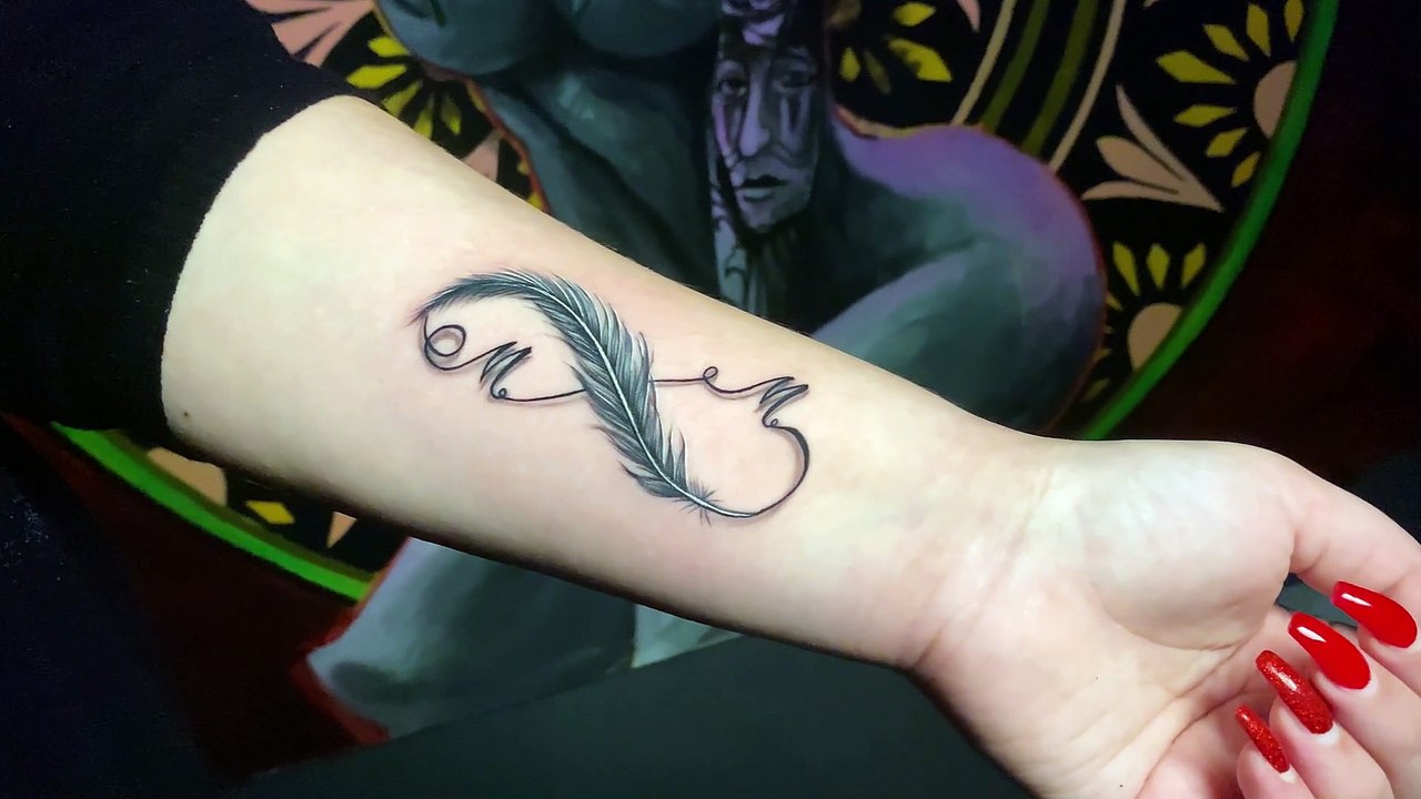 Buchstaben und Federn Tattoo - Tattoo studio Pattos Keppos