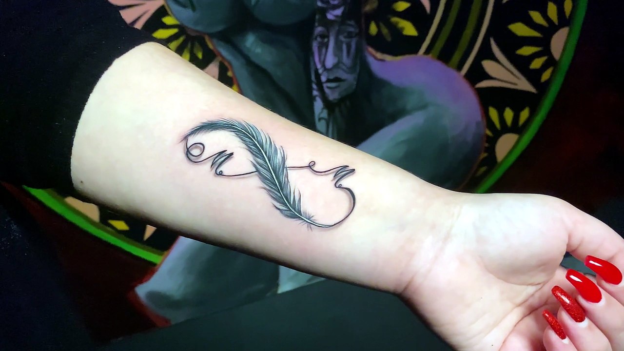 Buchstaben und Federn Tattoo - Tattoo studio Pattos Keppos
