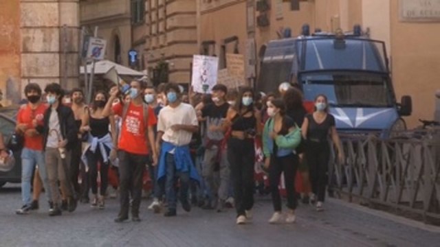 Cientos de jóvenes en Italia se suman al Día de Acción Global por el clima