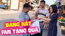 Xuân Hòa bất ngờ được fan tặng quà ngay giữa đường  Liên Khúc Thà Trắng Thà Đen  Lk Bolero Để Đời