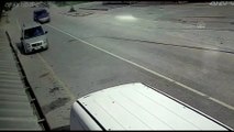 Hafif ticari araçla motosikletin çarpışma anı güvenlik kamerasında - KOCAELİ