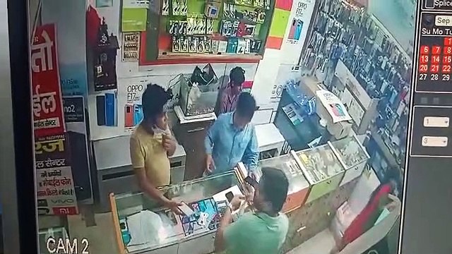 कीमती मोबाइल चोरी कर चोर फरार, घटना सीसीटीवी में कैद