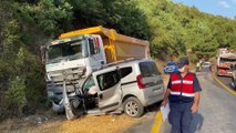 Kamyonla hafif ticari araç çarpıştı 4 kişi yaralandı (2) - BURSA