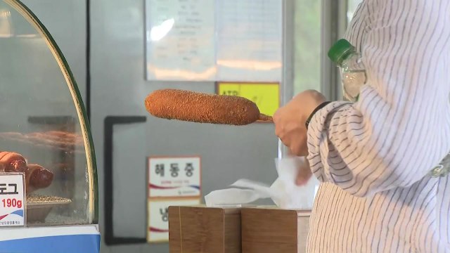 고속도로 휴게소 안 사라진 식탁...차량·벤치서 식사 / YTN