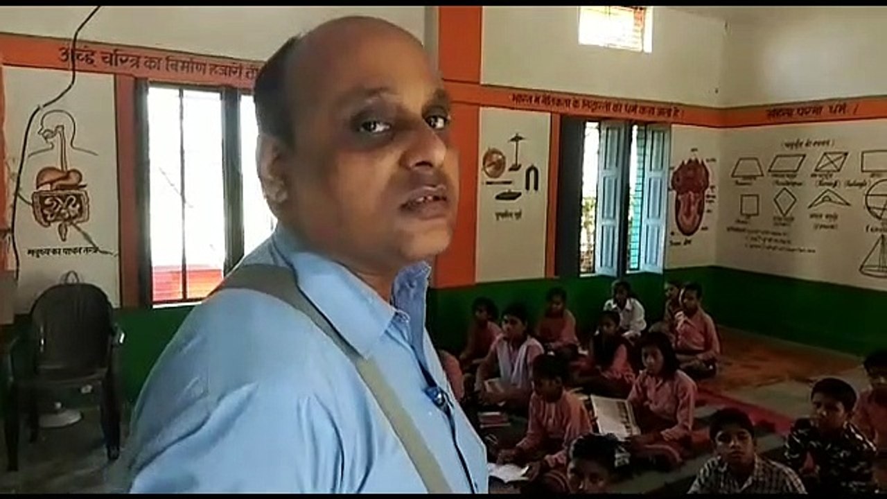 सरैया गांव के पूर्व माध्यमिक इंग्लिश मीडियम विद्यालय में बच्चों को पढ़ाने का वीडियो सोशल