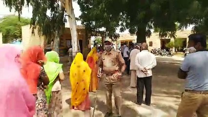 मतदान करने आ रहे प्रवासियों से कोरोना संक्रमण का अंदेशा