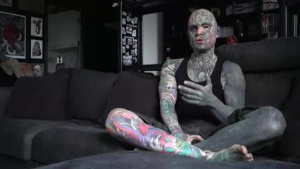 La pasión por los tatuajes truncó la vida laboral de un profesor francés