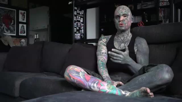 La pasión por los tatuajes truncó la vida laboral de un profesor francés