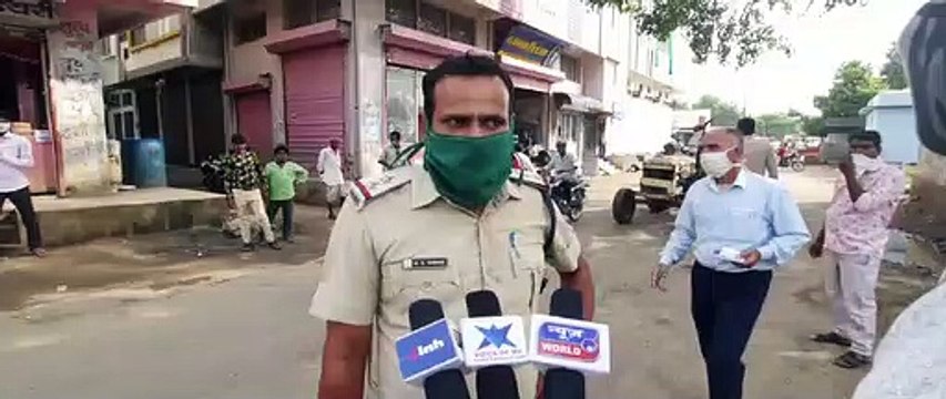 कोरोना के बचाव को लेकर बांटे मास्क, बनाए चालान