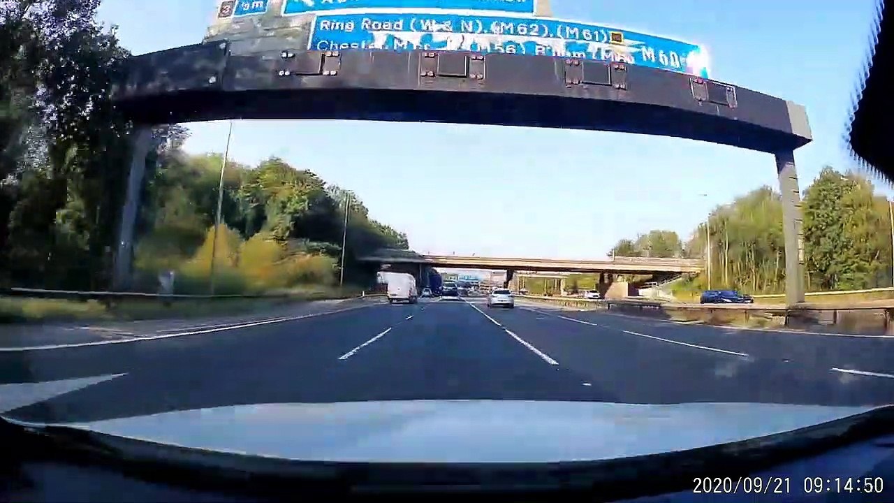 Une remorque avec une tesla dessus débarque de...