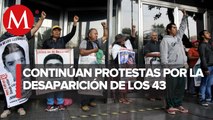 Padres de normalistas de Ayotzinapa protestan en la FGR