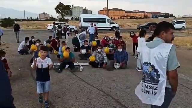 Ermenekli madenciler, patronun bez fabrikası önünde oturma eyleminde