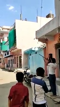 मृतक पिता की लाइसेंसी बंदूक से युवक फायरिंग कर फैला रहा दहशत