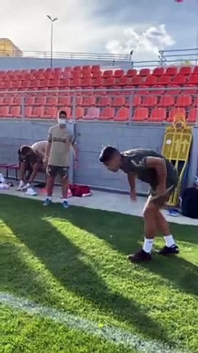 Manteada a Luis Suárez de sus nuevos compañeros del Atlético de Madrid