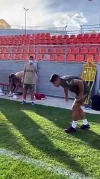 Manteada a Luis Suárez de sus nuevos compañeros del Atlético de Madrid