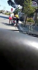 Elle essaie de démarrer un scooter... en kickant sur la béquille